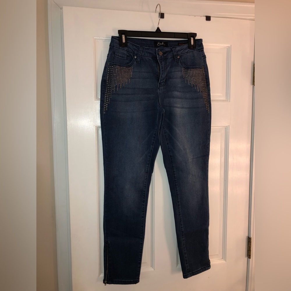 Earl women’s skinny ankle jeans. Size 10. Gently preowned. Studded accents